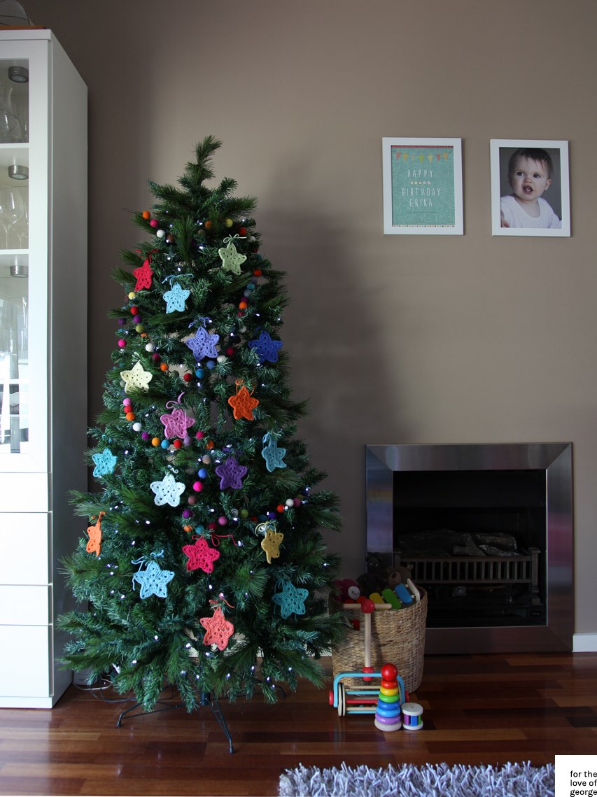 Colourful Christmas crochet stars on For the Love of George